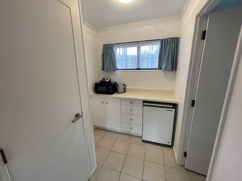 Economy Studio, 1 Queen Bed, Air conditioning | Egyptian cotton sheets, premium bedding, Select Comfort beds, desk