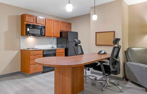 Full-size fridge, microwave, stovetop, dishwasher