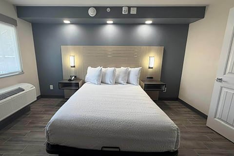 Premium bedding, desk, blackout drapes, WiFi (free)