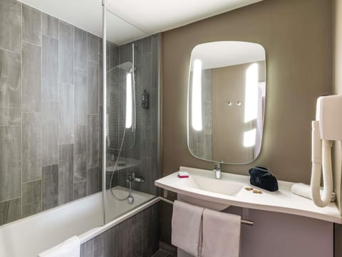 Desk, soundproofing, free WiFi, bed sheets