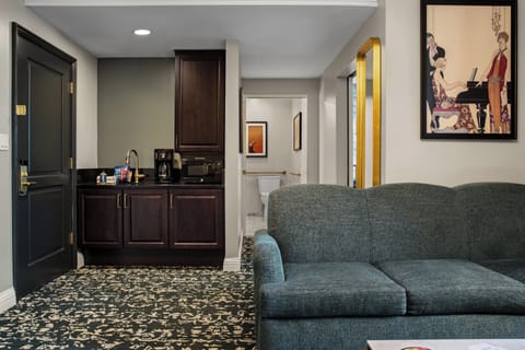 Deluxe Suite, 1 Queen Bed with Sofa bed | Living area