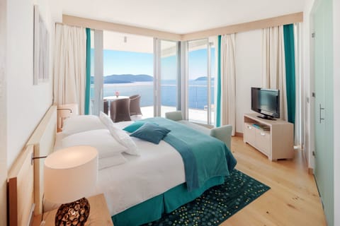 Premium bedding, minibar, in-room safe, individually furnished