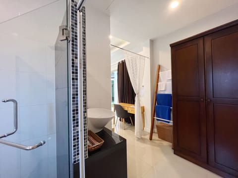Deluxe Twin Room | Bathroom | Shower, rainfall showerhead, free toiletries, hair dryer