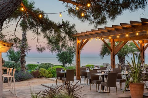 Breakfast, lunch, dinner served; pool views