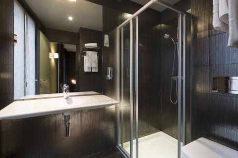 Combined shower/tub, hydromassage showerhead, designer toiletries