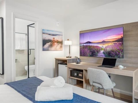 Standard Room, 1 King Bed, Private Bathroom (Self check-in) | In-room safe, desk, laptop workspace, iron/ironing board