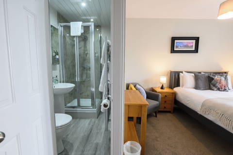 Double Room, Ensuite, Sea View | Free WiFi, bed sheets