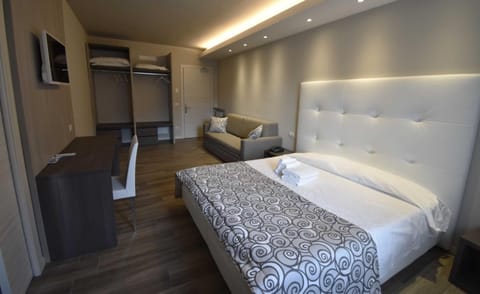 Minibar, desk, soundproofing, WiFi (free)