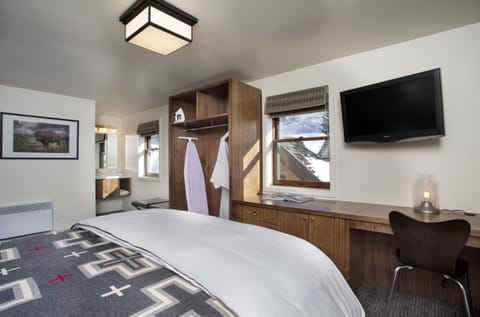 Premium bedding, desk, iron/ironing board, free cribs/infant beds