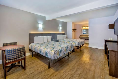Premium bedding, desk, iron/ironing board, free WiFi
