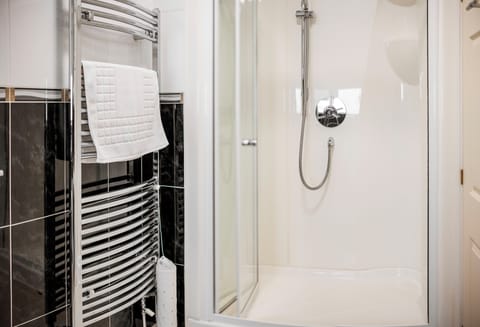 Superior Double Room - 3rd Floor | Bathroom | Shower, hair dryer, towels, soap