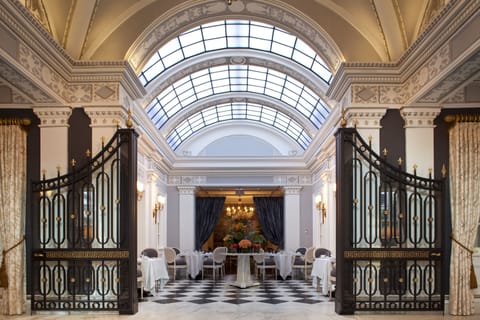 3 restaurants; breakfast, lunch, and dinner served