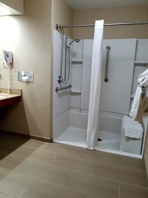 Combined shower/tub, hair dryer, towels