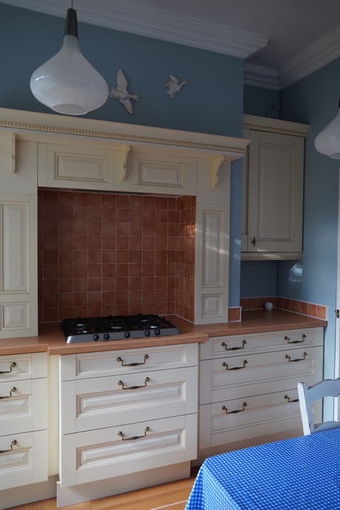 Bungalow, Ensuite, Garden View (Coach house  Sydenham Roa) | Private kitchen | Highchair