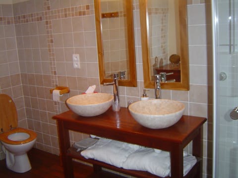 Triple Room (Kambr-Bras) | Bathroom sink
