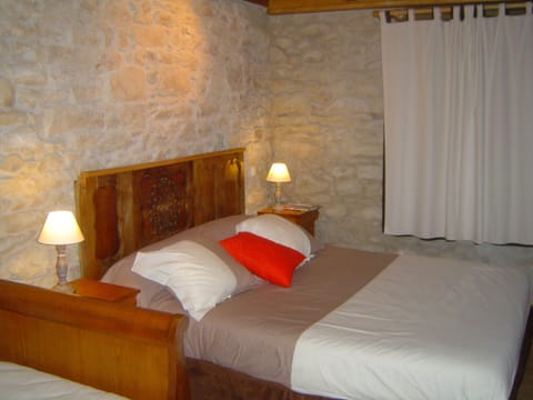 Triple Room (Kambr-Bras) | Desk, iron/ironing board, free WiFi, bed sheets