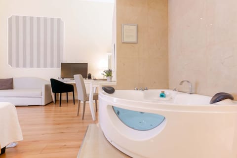 Deluxe Room with Private Spa | Hypo-allergenic bedding, minibar, in-room safe, desk