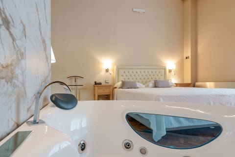 Deluxe Room with Private Spa | Hypo-allergenic bedding, minibar, in-room safe, desk