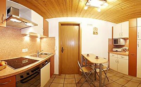 Apartment (6) | Private kitchen | Fridge, microwave, oven, stovetop