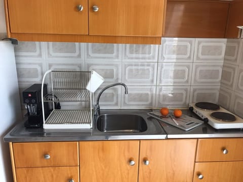 Full-size fridge, stovetop, coffee/tea maker, electric kettle