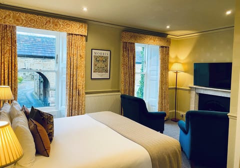 Superior King | Iron/ironing board (on request), WiFi (free), bed sheets