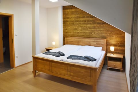 Executive Apartment, 1 Bedroom, Kitchen | Desk, soundproofing, free WiFi, bed sheets