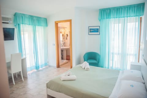 Hypo-allergenic bedding, minibar, in-room safe, desk