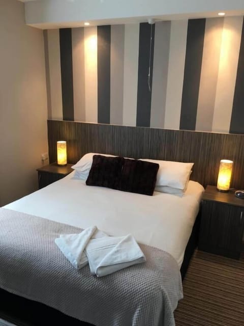 Blackout drapes, free WiFi, bed sheets