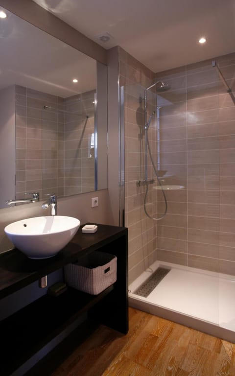 Room | Bathroom | Shower, rainfall showerhead, free toiletries, hair dryer
