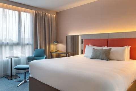 Deluxe Room, 1 King Bed | Minibar, in-room safe, desk, laptop workspace