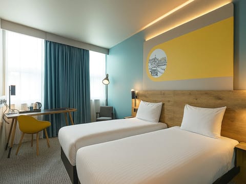 Twin Room | Desk, laptop workspace, blackout drapes, soundproofing