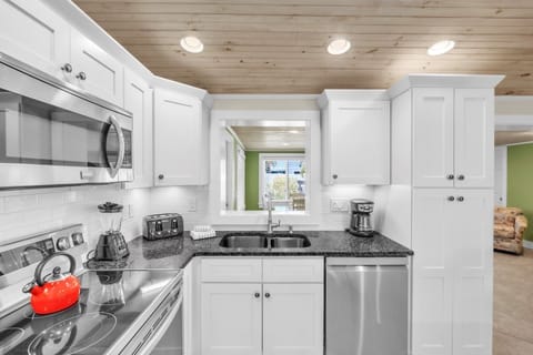 House, 3 Bedrooms | Private kitchen | Fridge, microwave, dishwasher, coffee/tea maker