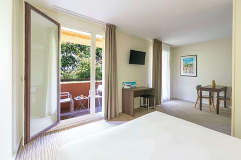 Premium bedding, blackout drapes, free cribs/infant beds, free WiFi