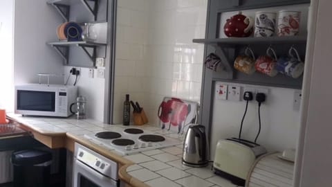 Cottage, 2 Bedrooms | Private kitchen | Coffee/tea maker, cookware/dishes/utensils