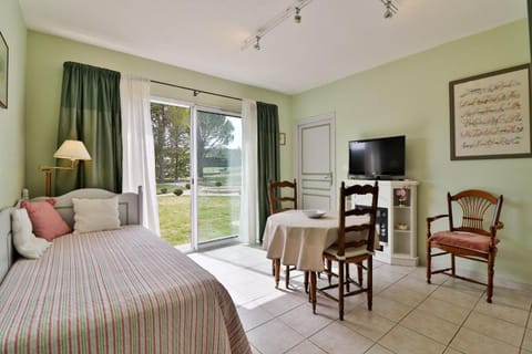 Suite familiale quadruple (Amande) | Minibar, in-room safe, individually decorated, individually furnished