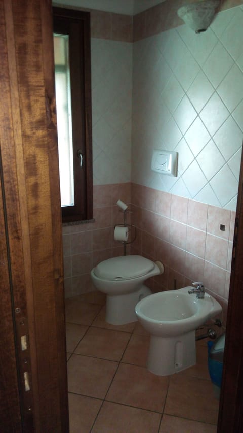 Shower, free toiletries