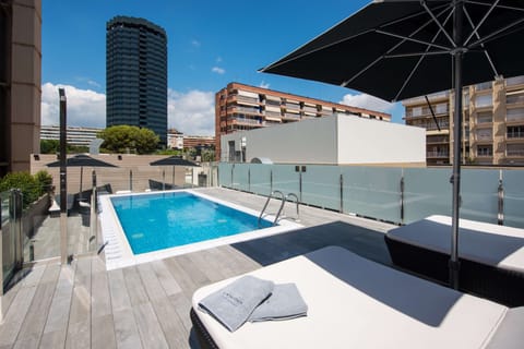 Seasonal outdoor pool, pool umbrellas, sun loungers