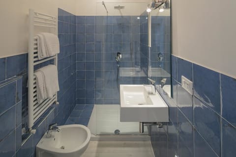 Shower, bidet, towels