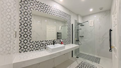 Executive Double Room | Bathroom | Free toiletries, hair dryer, towels