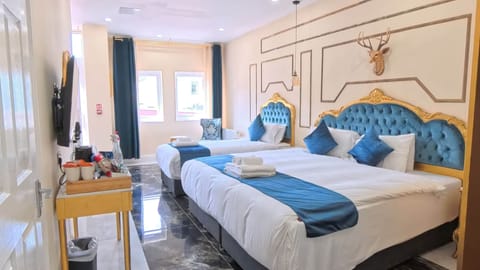 Executive Family Room | Desk, bed sheets