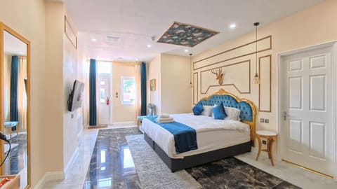 Executive Double Room | Desk, bed sheets