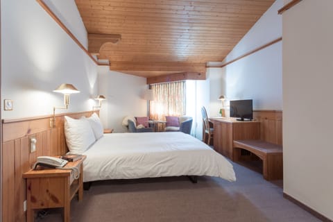 Standard Double Room, Non Smoking, Balcony | In-room safe, desk, bed sheets