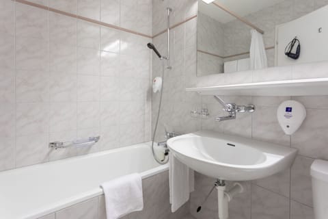 Standard Double Room, Non Smoking, Balcony | Bathroom | Combined shower/tub, towels