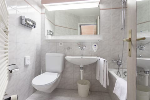 Standard Double Room, Non Smoking, Balcony | Bathroom | Combined shower/tub, towels