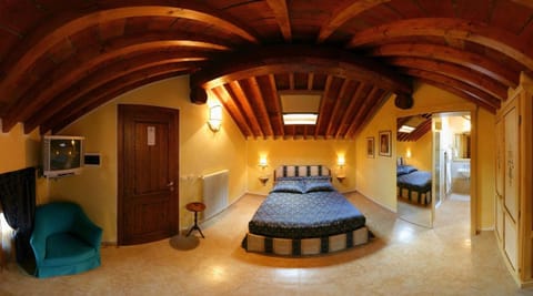 Minibar, desk, soundproofing, cribs/infant beds