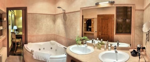 Double Room, Jetted Tub | Bathroom | Shower, rainfall showerhead, free toiletries, hair dryer