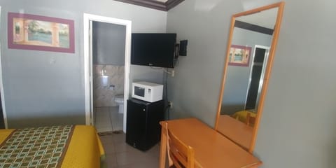 Basic Room, 1 Queen Bed, Smoking | Premium bedding, down comforters, desk, iron/ironing board