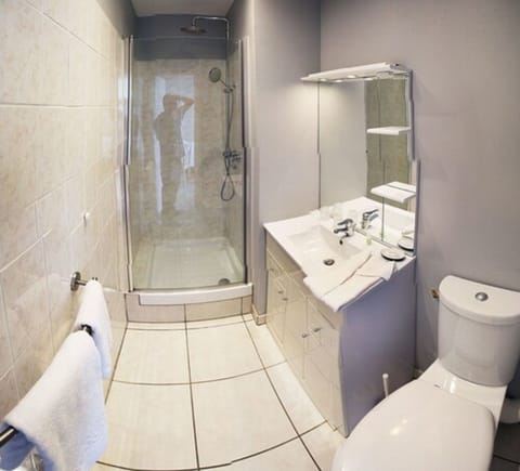 Comfort Double Room | Bathroom | Shower, free toiletries, towels
