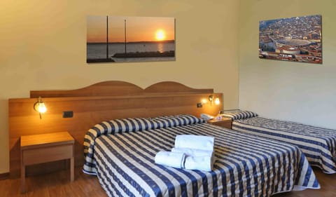 Classic Triple Room | Desk, cribs/infant beds, rollaway beds, free WiFi