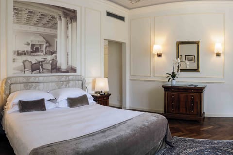 Junior Suite, 1 Bedroom, Lake View | Minibar, in-room safe, blackout drapes, soundproofing